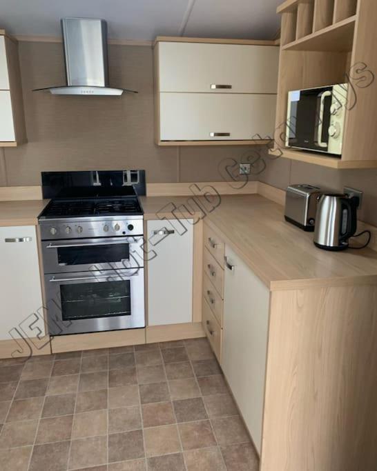 Jems Hot-Tub Getaways 8 Berth At Tattershall Lakes Bagian luar foto