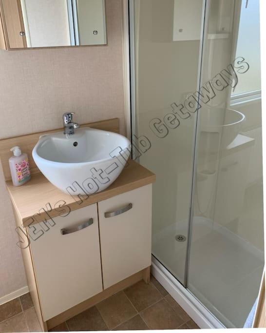 Jems Hot-Tub Getaways 8 Berth At Tattershall Lakes Bagian luar foto